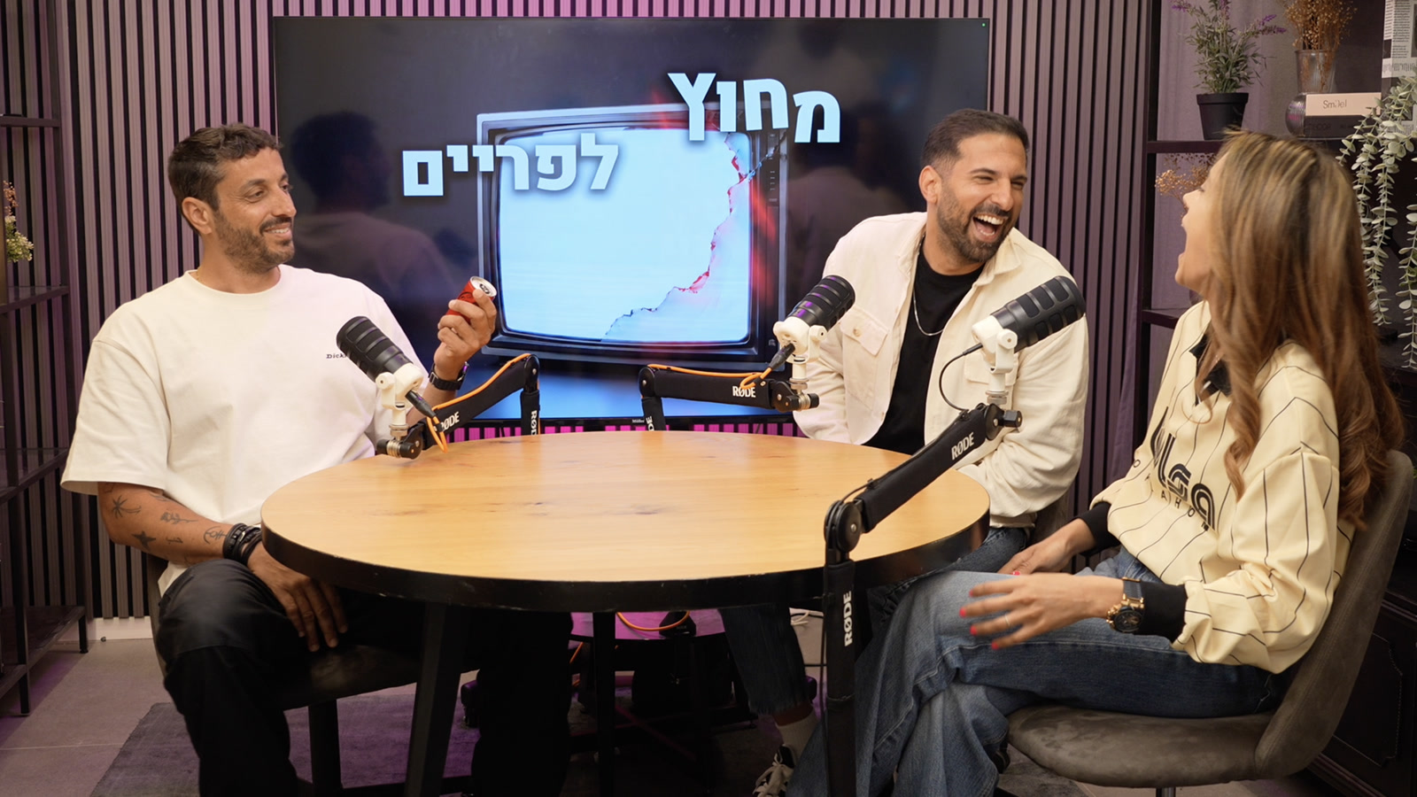 מודי ספורי באולפן מחוץ לפריים עם ניצן פלד ויוסי עזרא